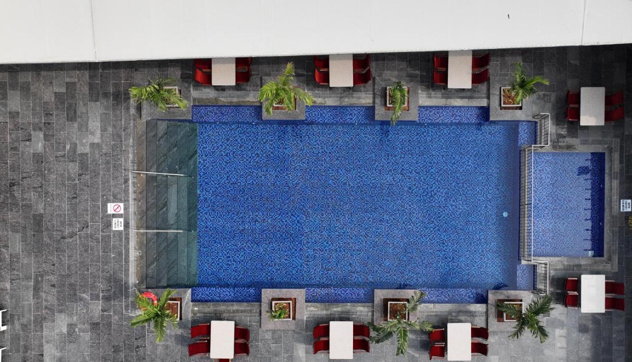 Le Meridien Hyderabad Exterior foto The pool at the hotel