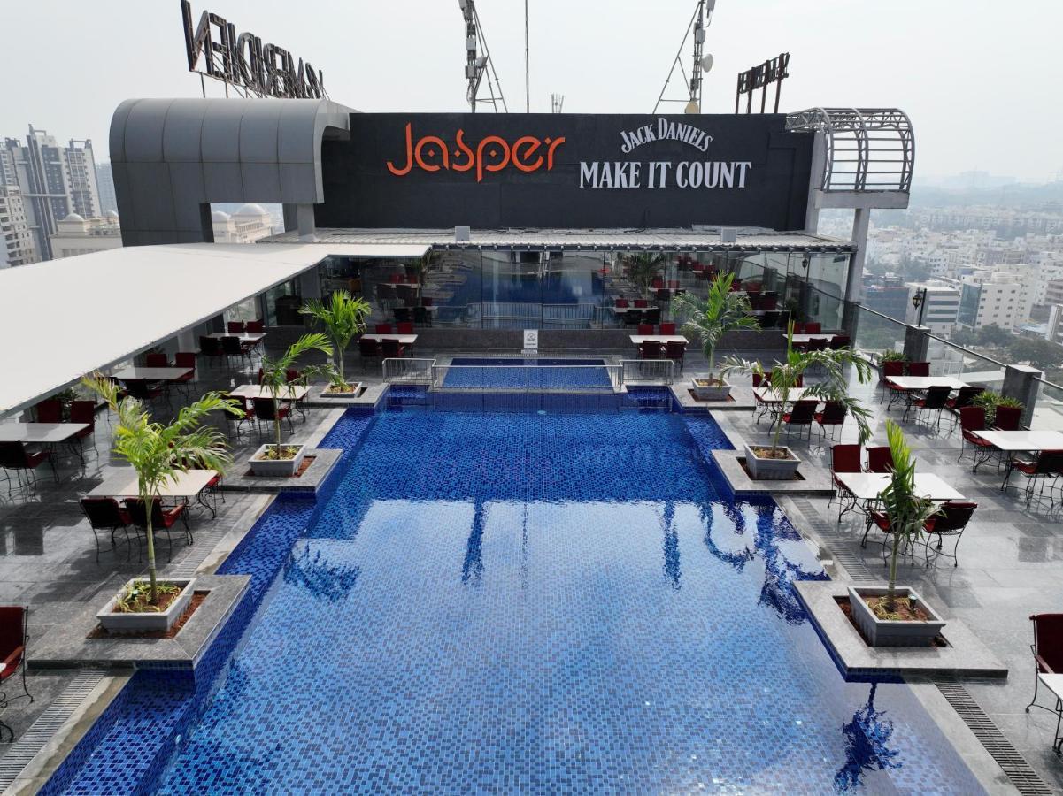 Le Meridien Hyderabad Exterior foto Jasper's, the rooftop bar at the hotel
