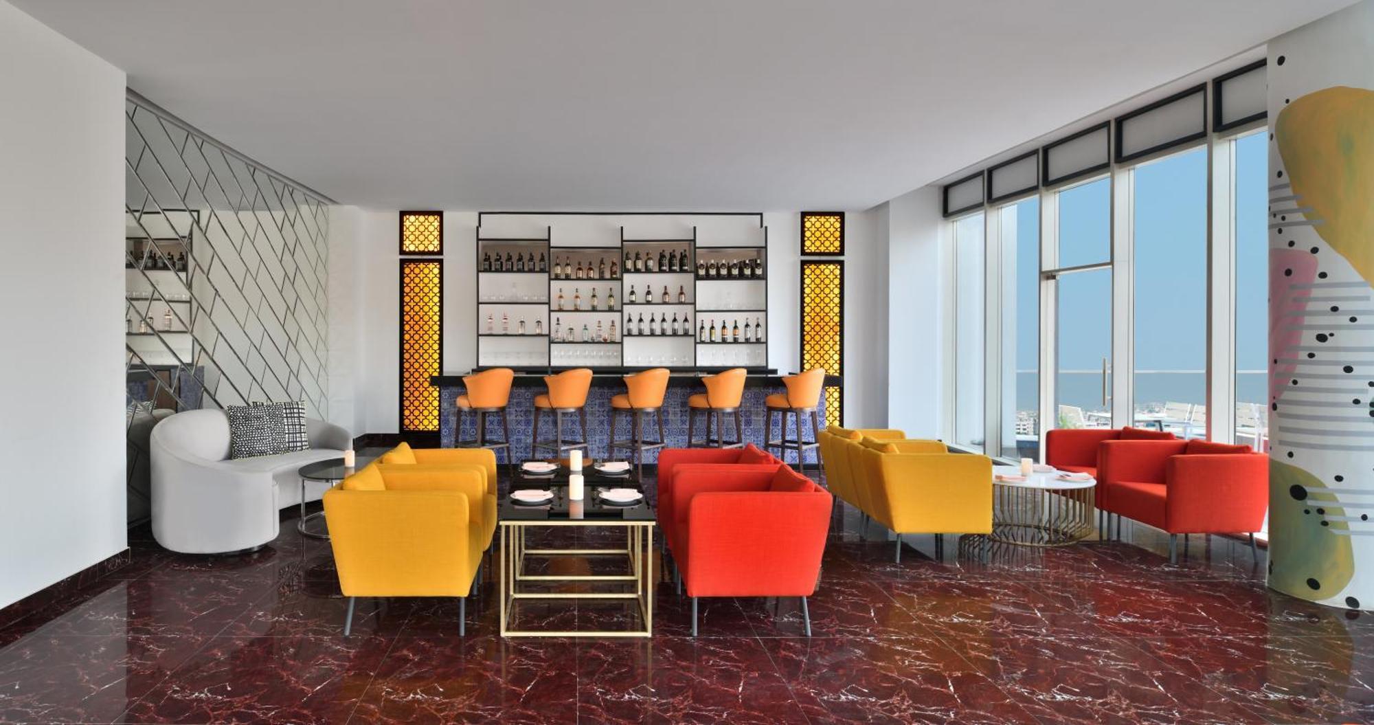 Le Meridien Hyderabad Exterior foto The bar at the 360° Sky Lounge