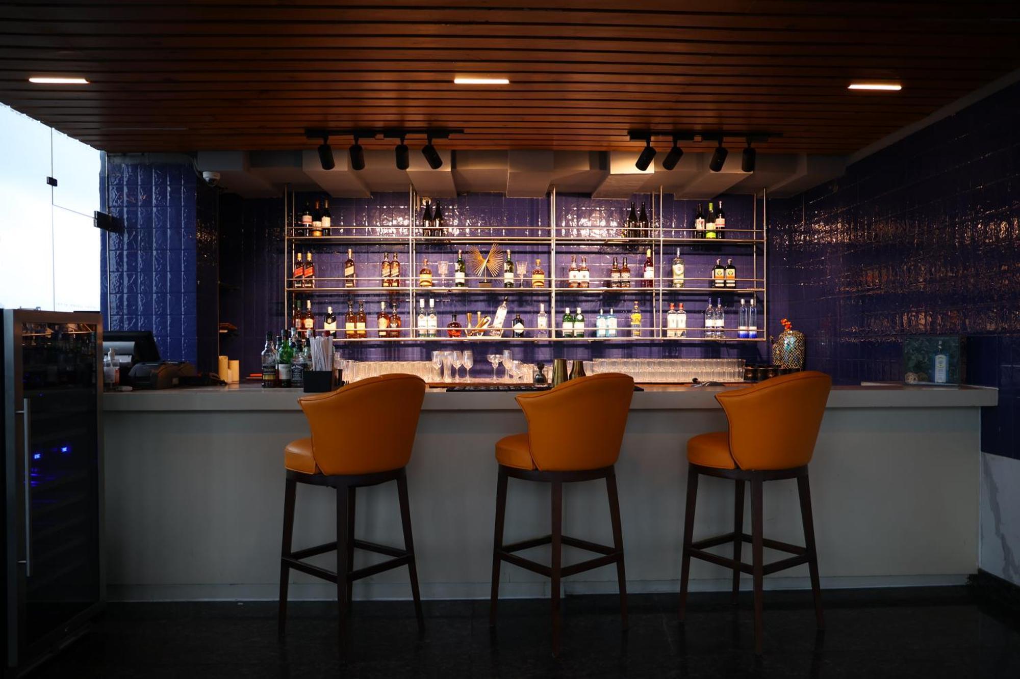 Le Meridien Hyderabad Exterior foto The bar at the lounge