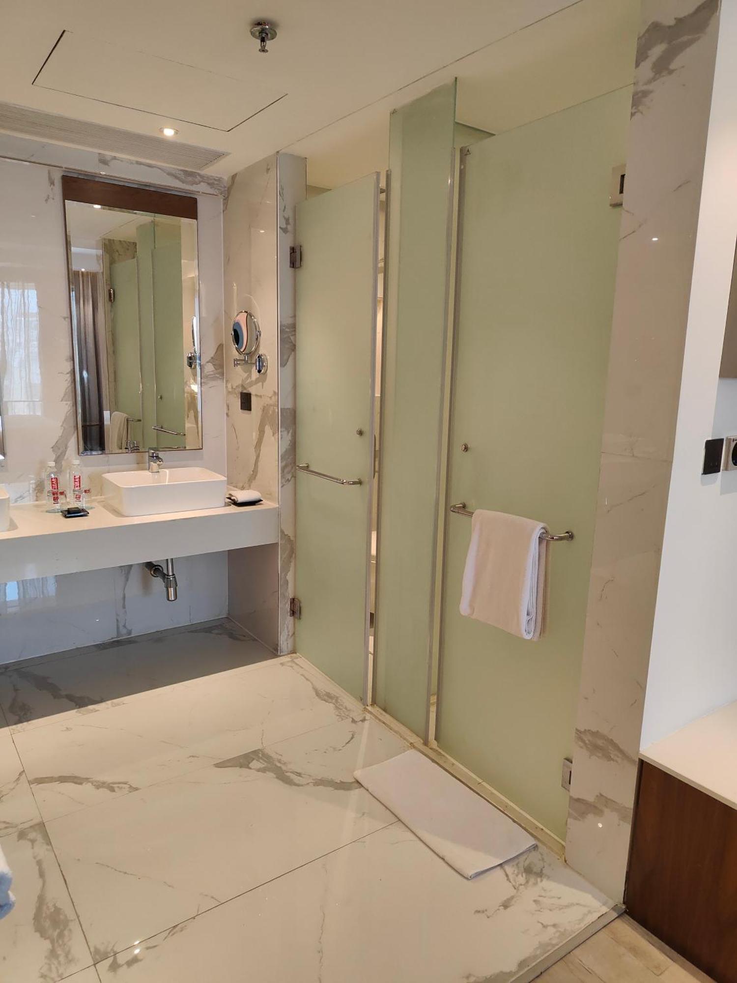 Le Meridien Hyderabad Exterior foto A shower enclosure