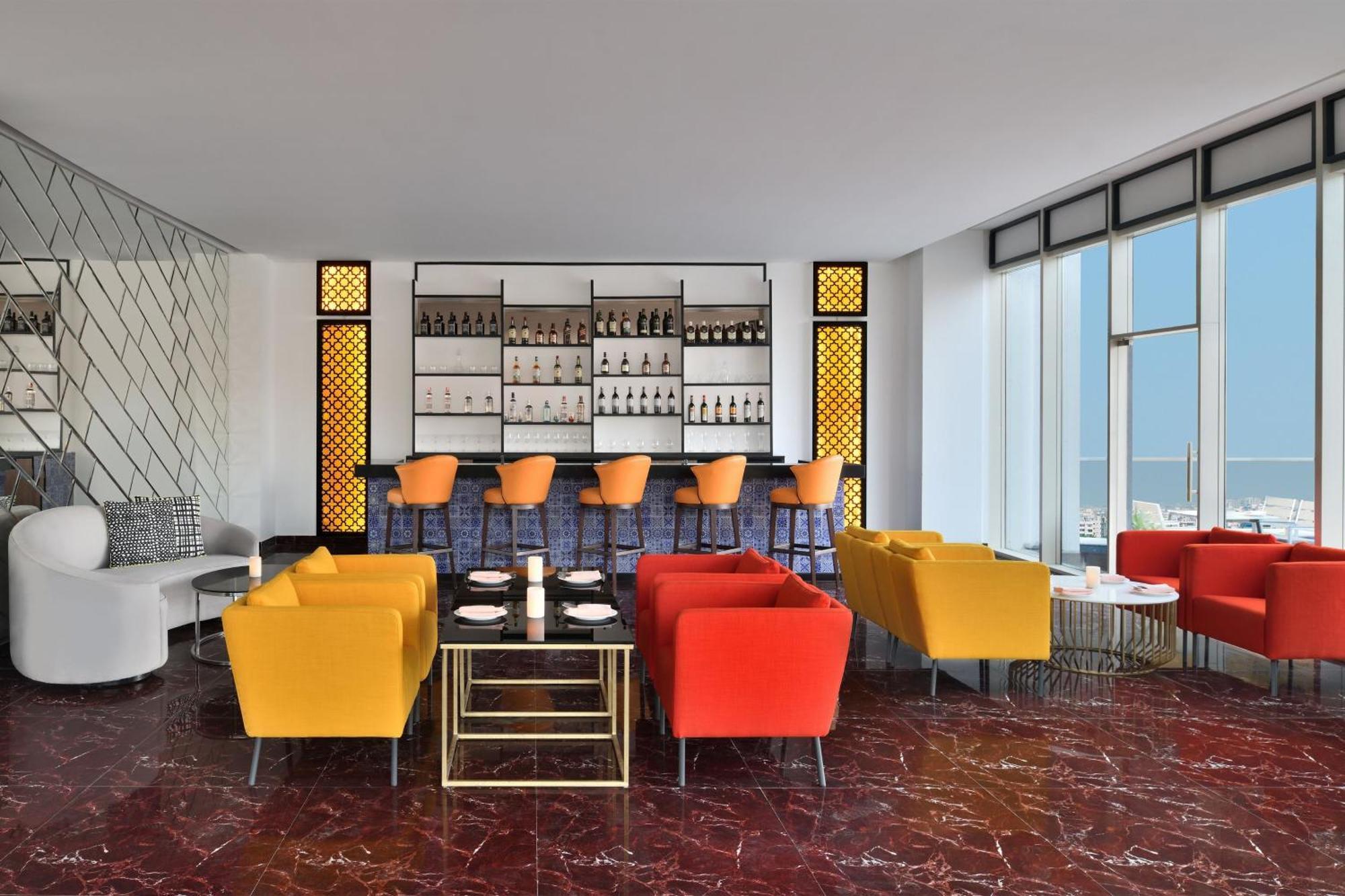 Le Meridien Hyderabad Exterior foto The bar at the 360° Sky Lounge