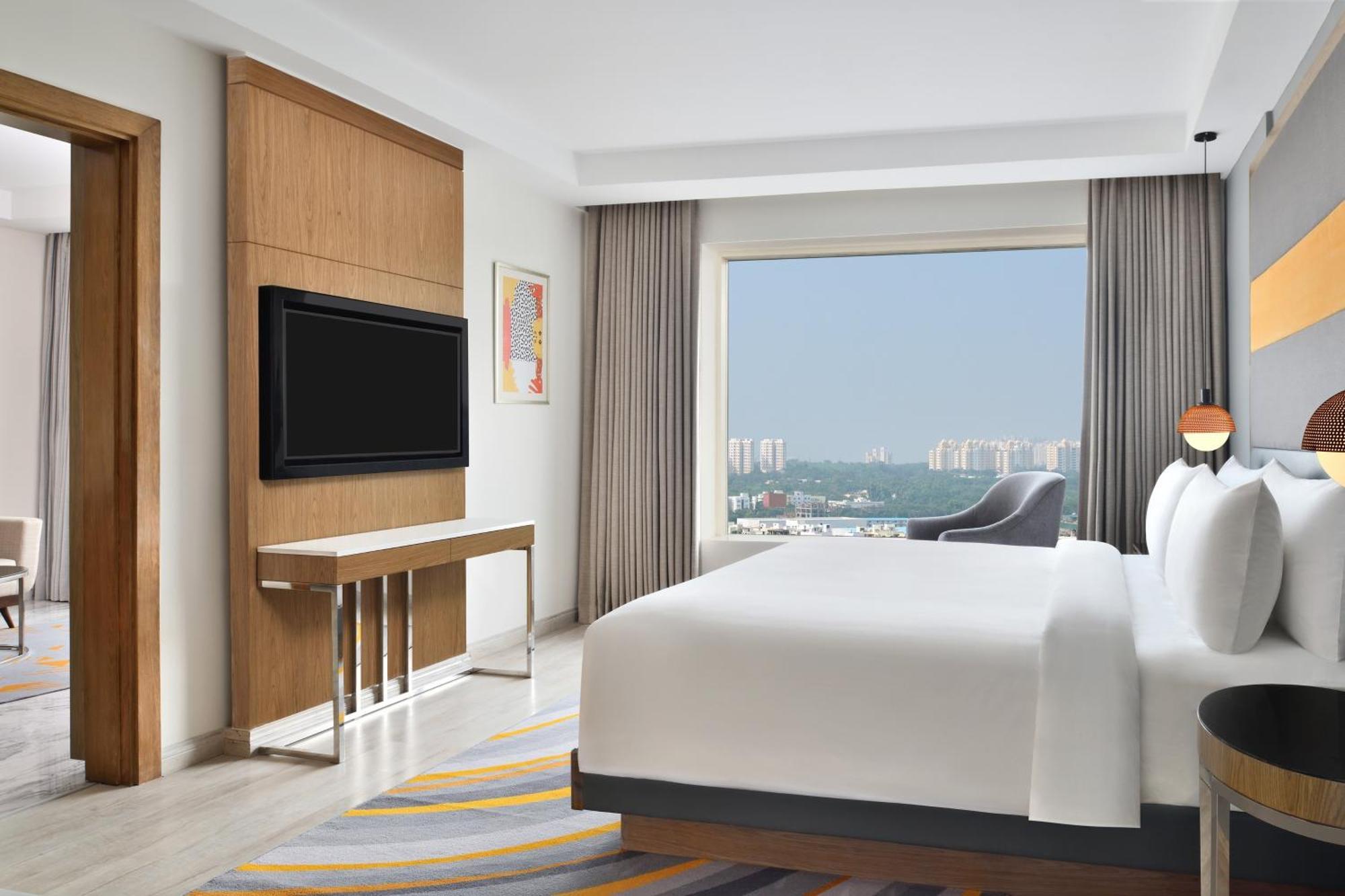 Le Meridien Hyderabad Exterior foto Deluxe Room